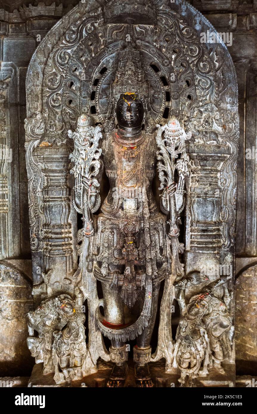 Halebid, Karnataka, India: Statua di Shiva all'interno del Tempio Hoysaleswara del 12th ° secolo. Foto Stock