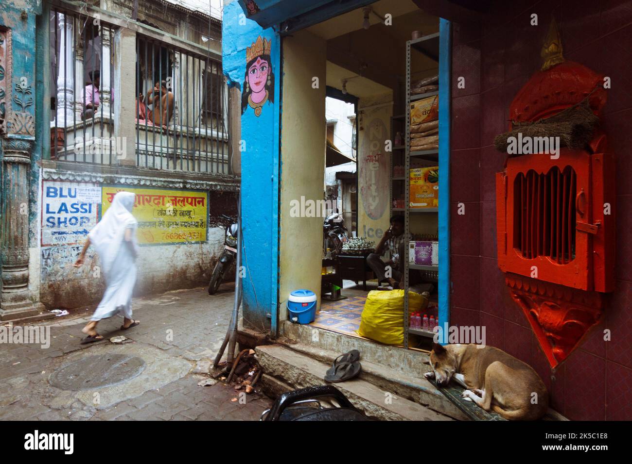 Varanasi, Uttar Pradesh, India : scena della strada della città vecchia. Foto Stock