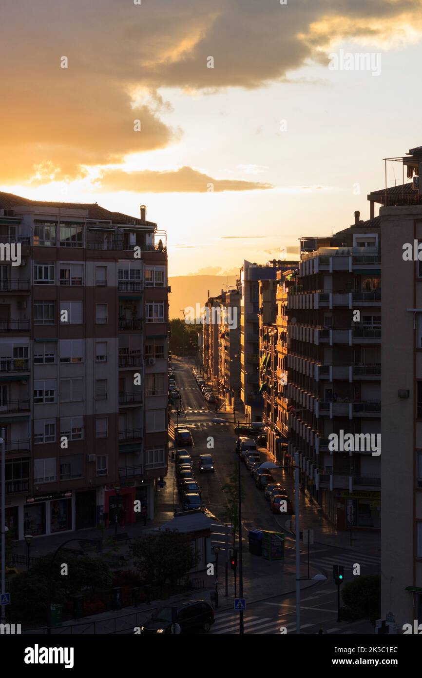 Granada, Andalusia, Spagna : paesaggio urbano con appartamenti al tramonto. Foto Stock