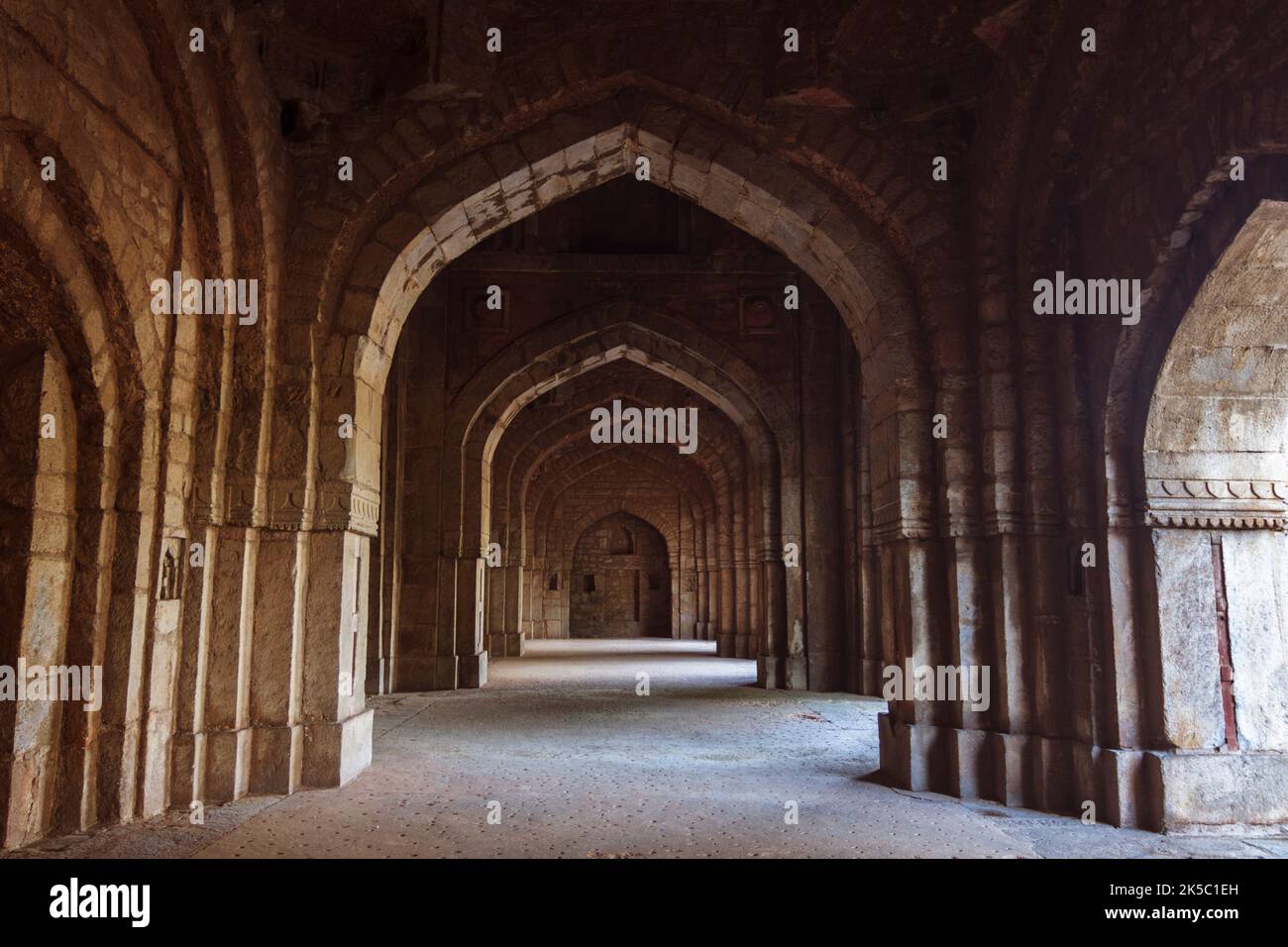 Dehli, India : interno della Moschea Kamali Jamali al Parco Archeologico di Mehrauli. Foto Stock