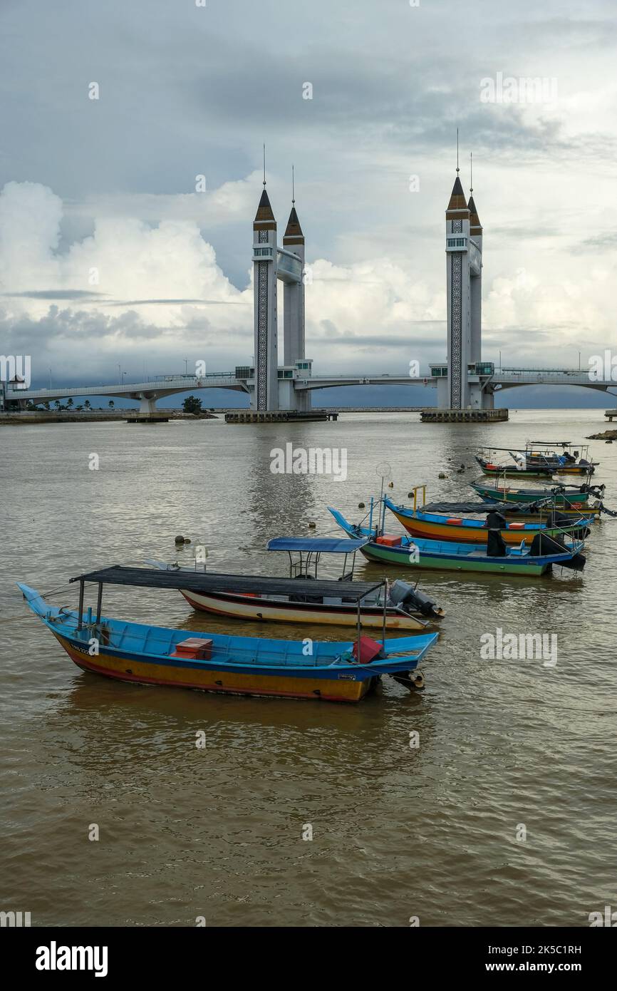 Kuala Terengganu, Malesia - 2022 ottobre: Viste del ponte levatoio di Kuala Terengganu il 4 ottobre 2022 a Terengganu, Malesia. Foto Stock