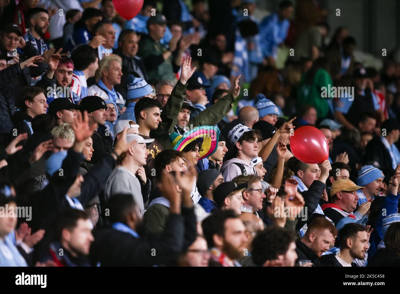 Melbourne, Australia, 7 ottobre 2022. I fan della Melbourne Victory si rallegrano durante la Partita di football maschile della A-League tra Melbourne City e Western United all'AAMI Park il 07 ottobre 2022 a Melbourne, Australia. Credit: Dave Hewison/Alamy Live News Foto Stock