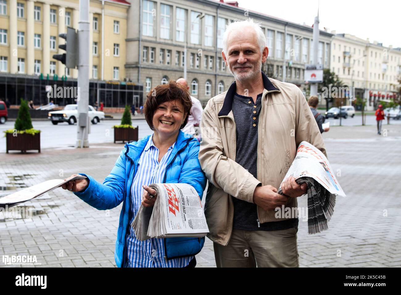 Bielorussia. 18th luglio, 2019. Premio Nobel Ales Bialiatski visto in un'immagine rilasciata ai media dal Centro per i diritti umani Viasna. Il 18 luglio 2019, in occasione della Giornata Internazionale di Nelson Mandela, gli attivisti per i diritti umani di Viasna hanno organizzato una campagna informativa per le strade di Minsk con la distribuzione del giornale Narodnaya Volya. (Foto di Viasna Human Rights Centre via Credit: Sipa USA/Alamy Live News Foto Stock