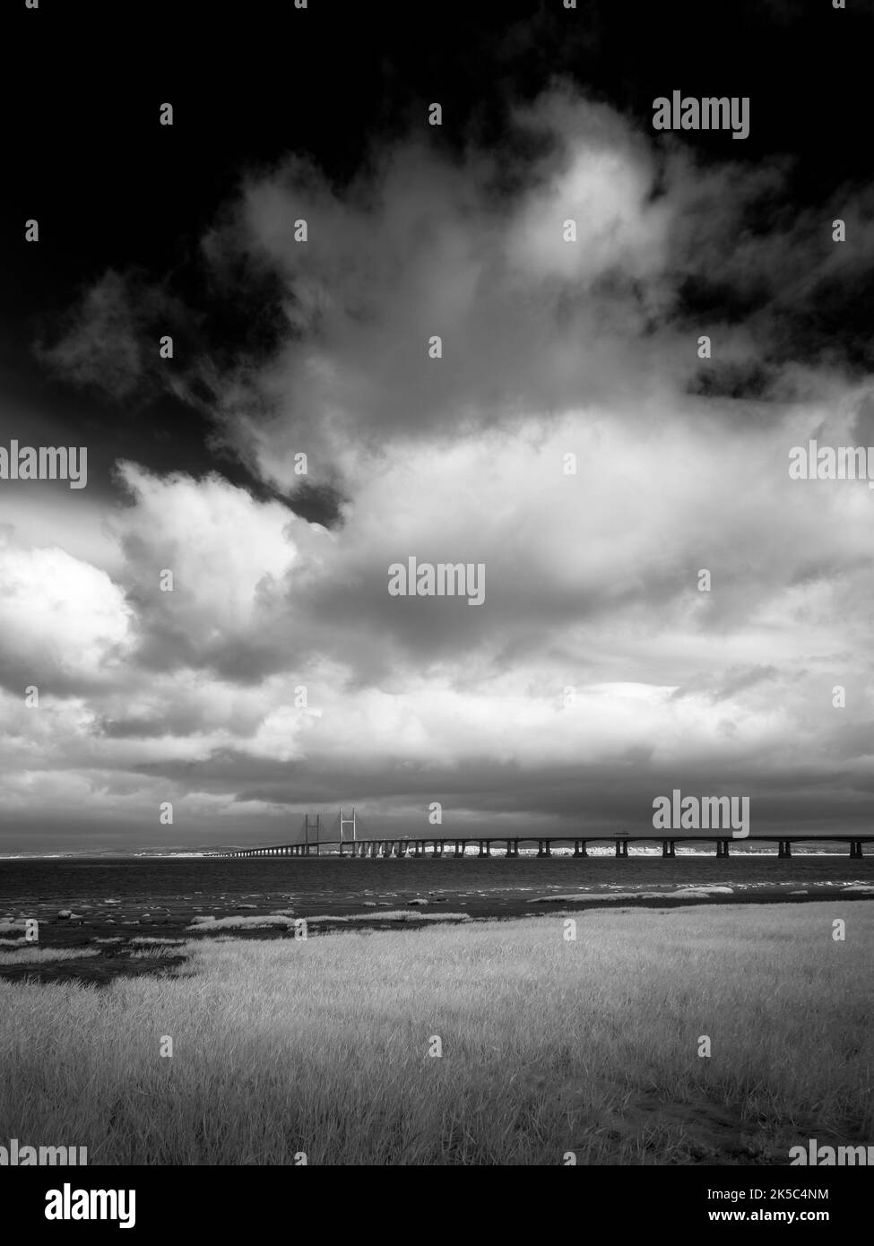 Una fotografia in bianco e nero del Ponte del Principe di Galles tra l'Inghilterra e il Galles sull'estuario di Severn da Severn Beach, Gloucestershire, Inghilterra. Foto Stock