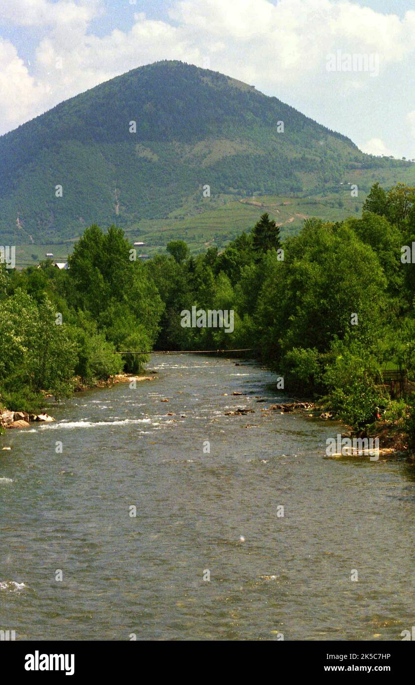 Contea di Bistrița-Năsăud, Romania, 2000. Fiume Somesul Mare, con vista sul massiccio del Măgura Mare (1187 m). Foto Stock