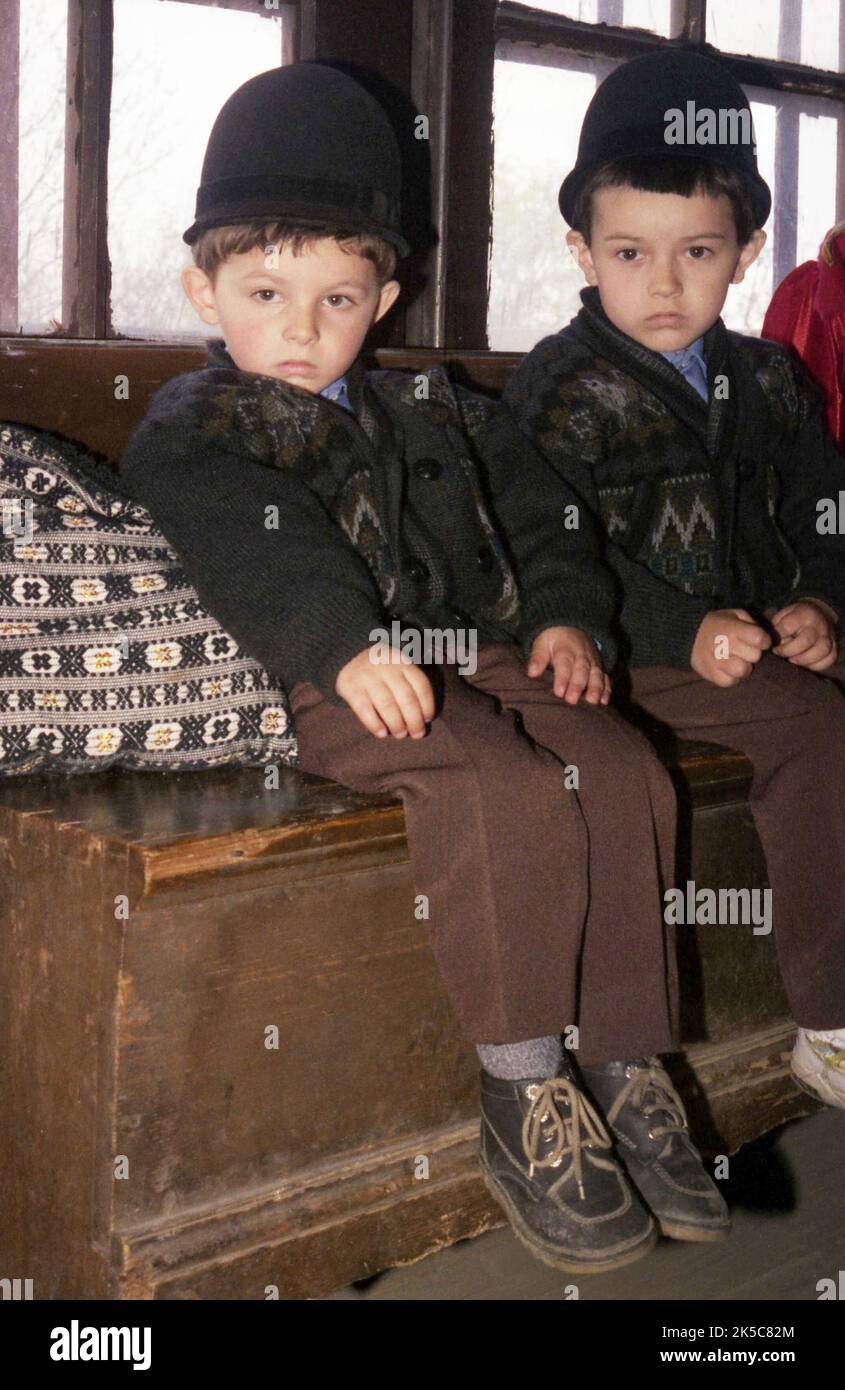 Sibiu County, Romania, 2000. I bambini che indossano i vestiti della chiesa  domenicale indossano un 'cappellino' (cappello di pastore di lana Foto  stock - Alamy