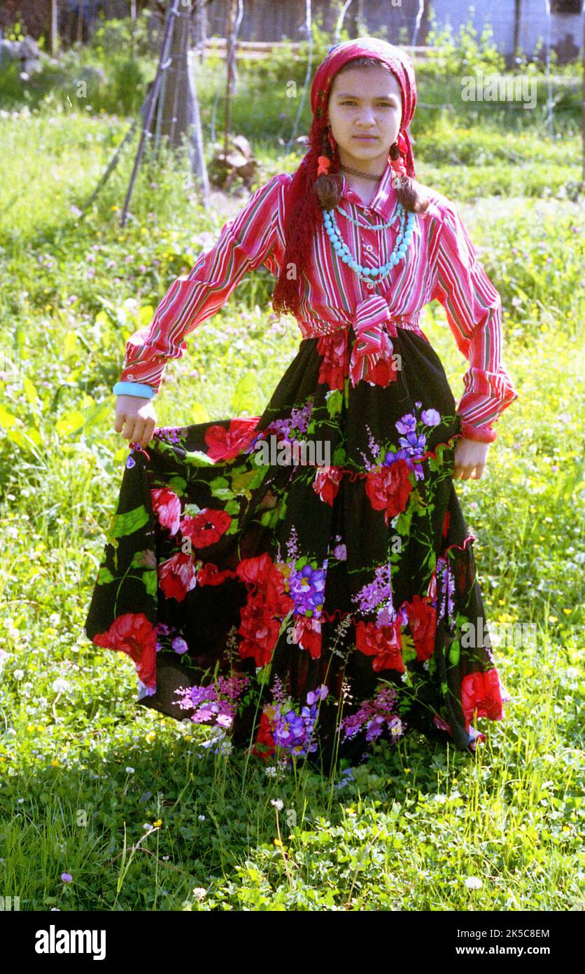 Contea di Bistrița-Năsăud, Romania, 2000. Ragazza giovane che indossa un'imitazione di un vestito zingaro. Foto Stock