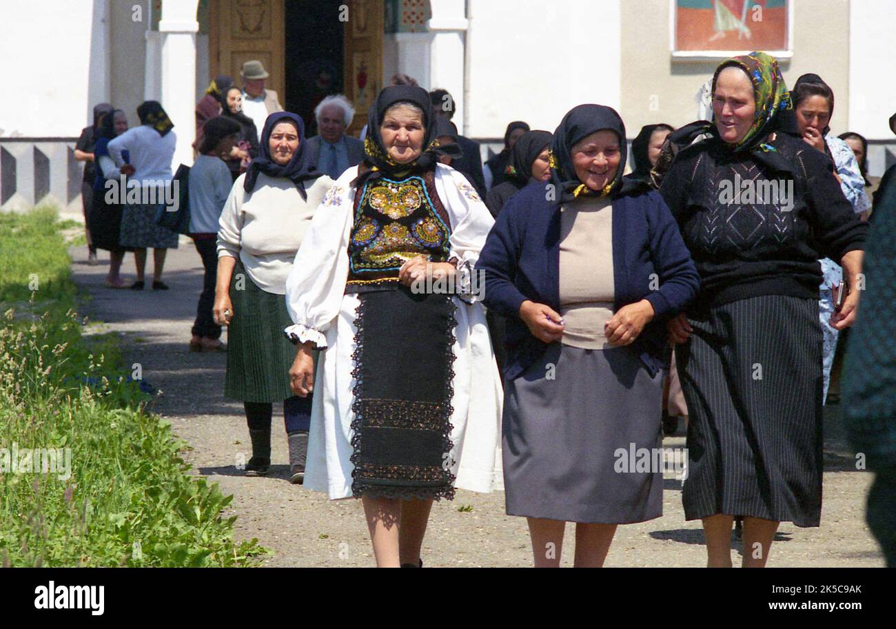 MAIERU, Contea di Bistrița-Năsăud, Romania, 2000. Gente che esce dalla chiesa la domenica mattina. Foto Stock