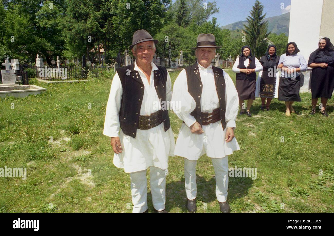 MAIERU, Contea di Bistrița-Năsăud, Romania, 2000. Le persone in abiti tradizionali folcloristici si sono riunite nel cortile della chiesa la domenica mattina. Foto Stock