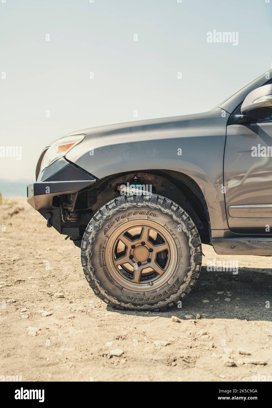 Veicolo fuoristrada primo piano nel deserto Foto Stock