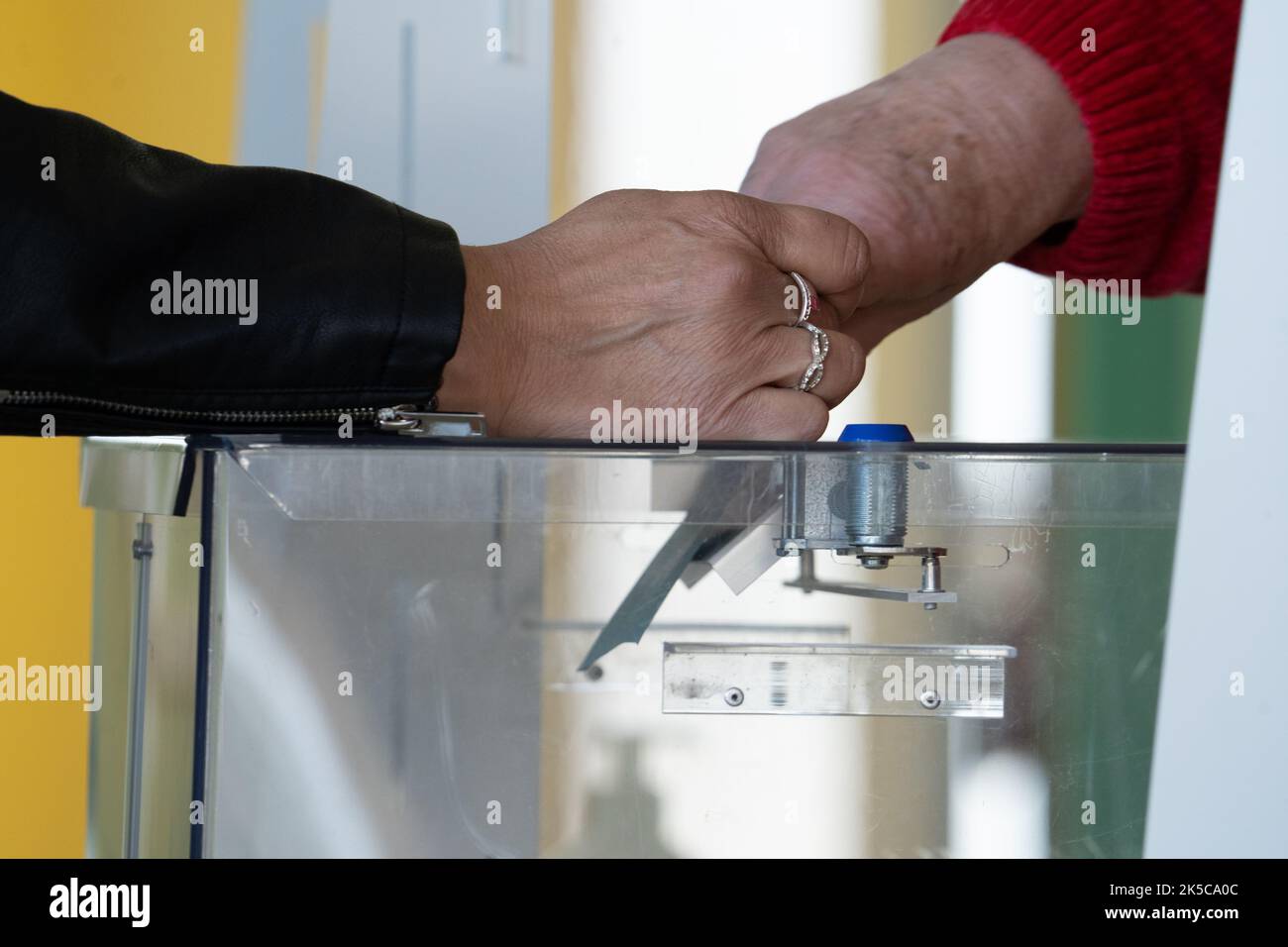 L'uomo ha dato il suo voto in una casella di voto durante le elezioni ufficiali Foto Stock