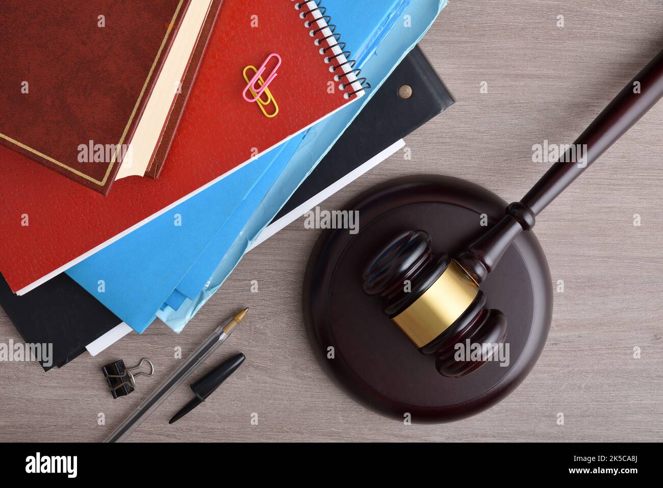 Concetto di studio di carriera legale con libri e strumenti di classe e gavel su tavola di legno. Vista dall'alto. Foto Stock