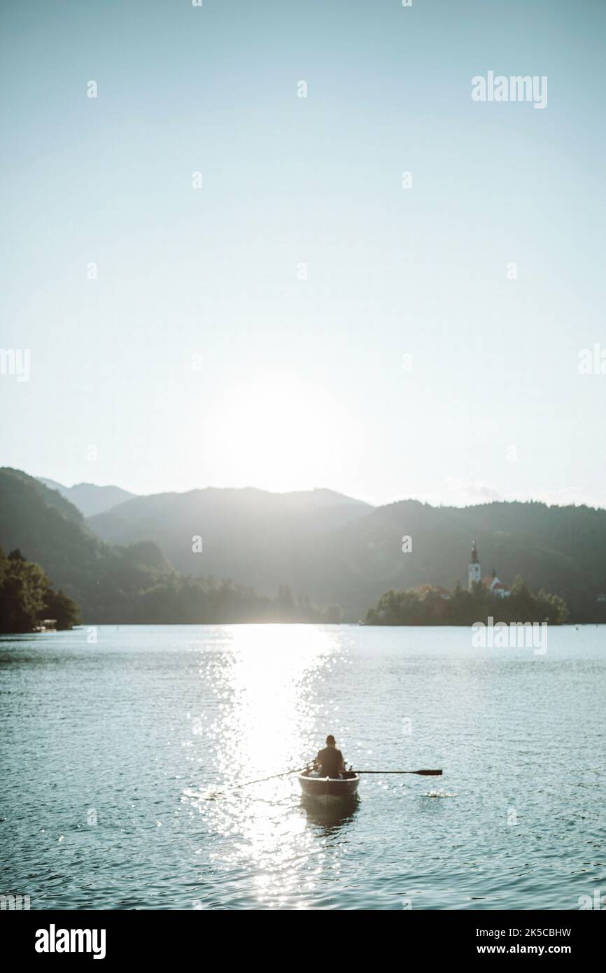Barca a remi sul lago di Bled, Slovenia Foto Stock