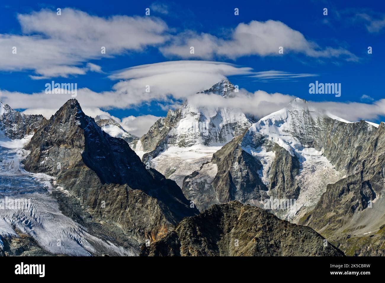 Nel cuore delle Alpi Vallesi, catena di vette da sinistra a destra Besso, Dent Blanche, Grand Cornier, Zinal, Val d'Anniviers, Vallese, Svizzera Foto Stock