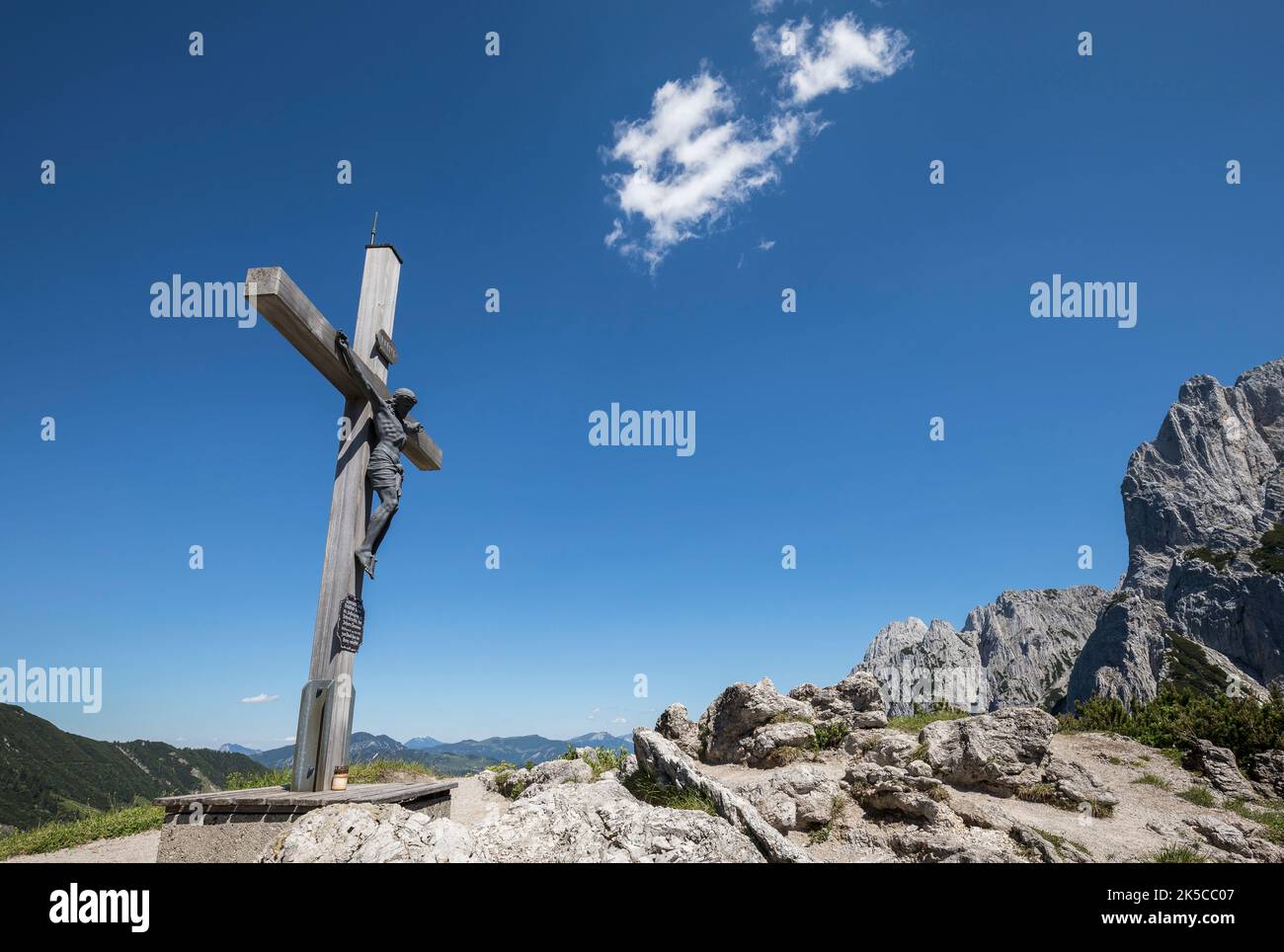Croce Tavonaro, croce sommitale a Stripsenjoch, Kaisergebirge, Tirolo, Austria Foto Stock