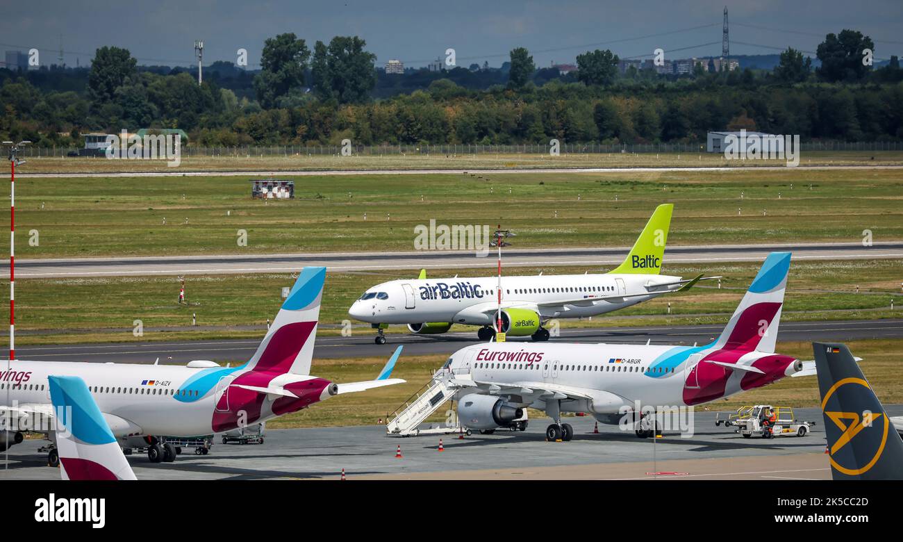 Aeroporto di Düsseldorf, aeromobili delle compagnie aeree Eurowings e Condor in posizione di parcheggio, Renania settentrionale-Vestfalia, Germania Foto Stock