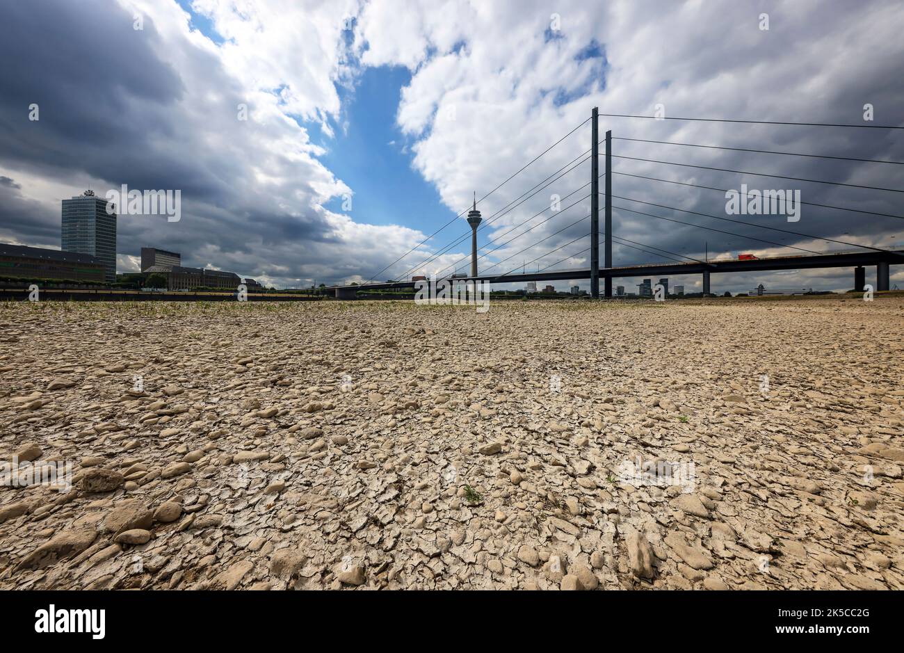 Letto di fiume secco nel Reno, Düsseldorf, Nord Reno-Westfalia, Germania Foto Stock