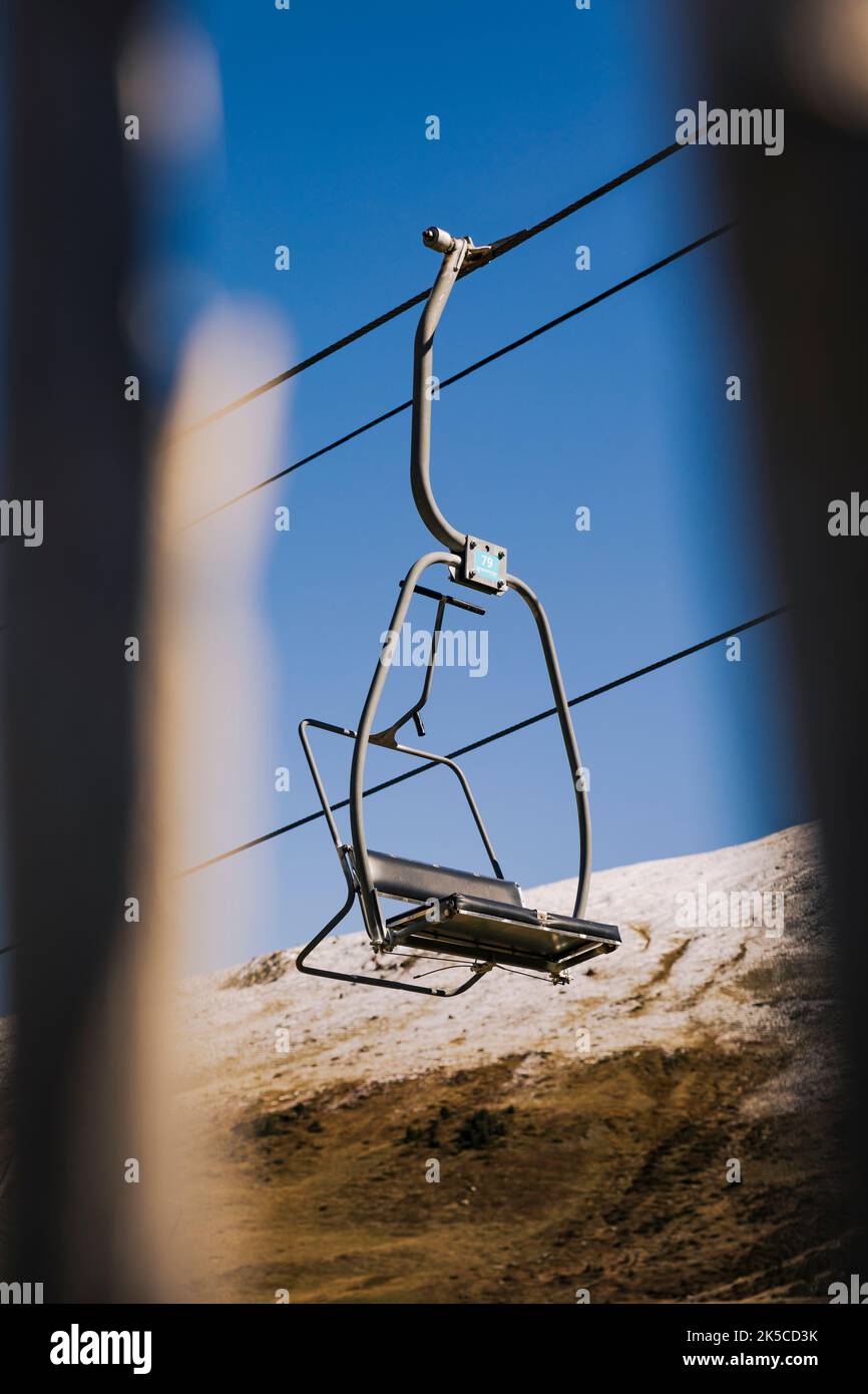 Seggiovia che saliva in montagna all'inizio della stagione sciistica Foto Stock