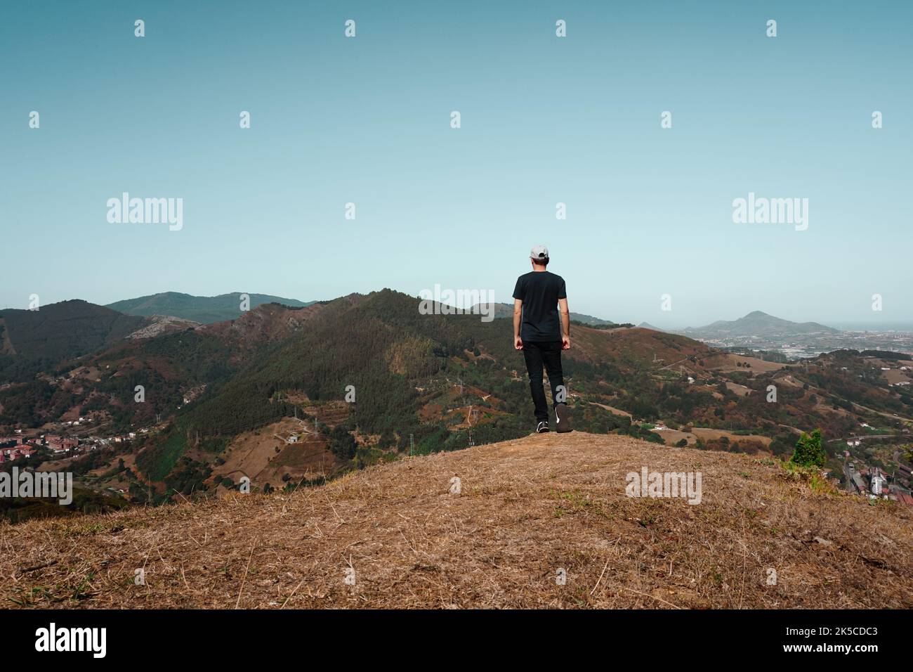 uomo trekking in montagna, bilbao, spagna, destinazioni di viaggio Foto Stock