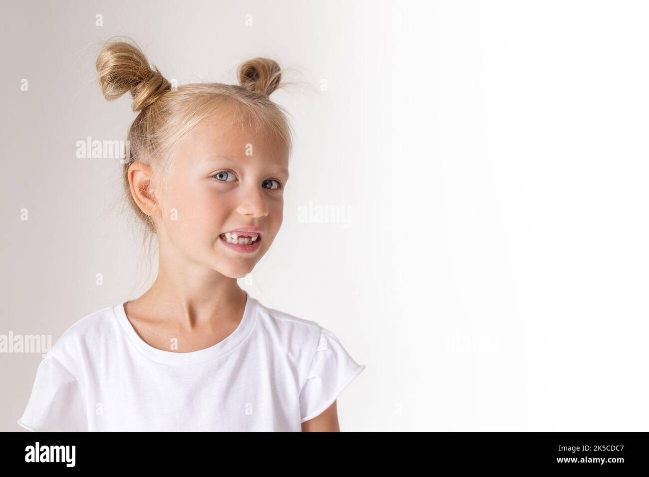 primo piano ritratto di una bambina senza denti anteriori Foto Stock