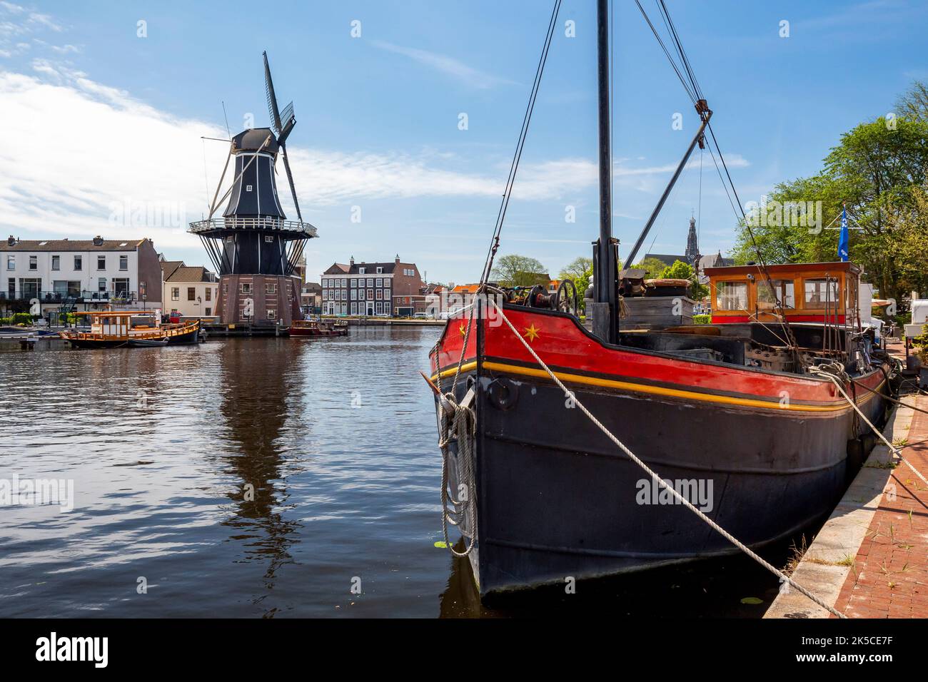 Mulino a vento De Adriaan sul fiume Spaarne a Haarlem, Paesi Bassi, Europa Foto Stock