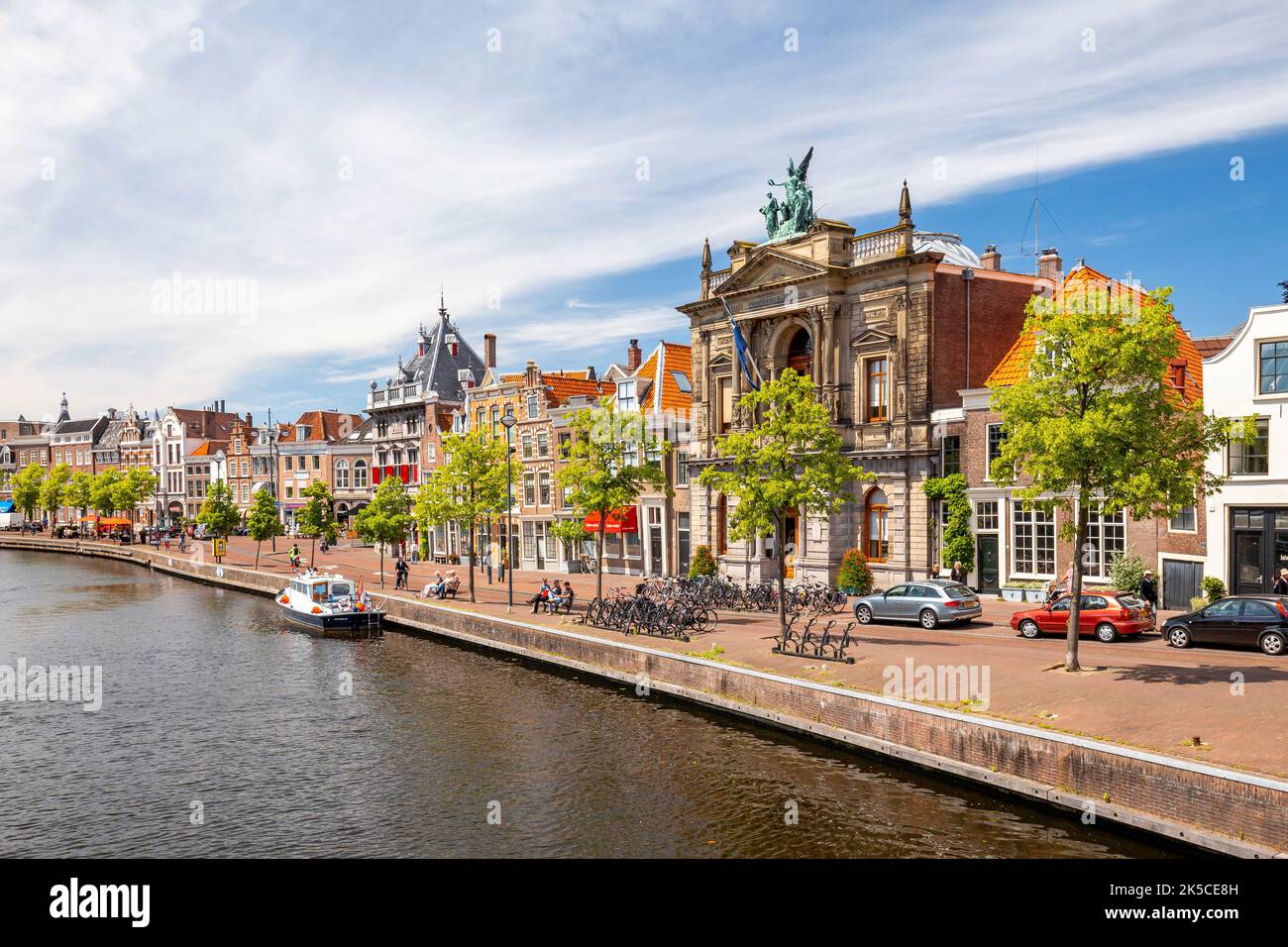 Centro di Haarlem vicino ad Amsterdam con Museo Teylers, Paesi Bassi, Europa Foto Stock