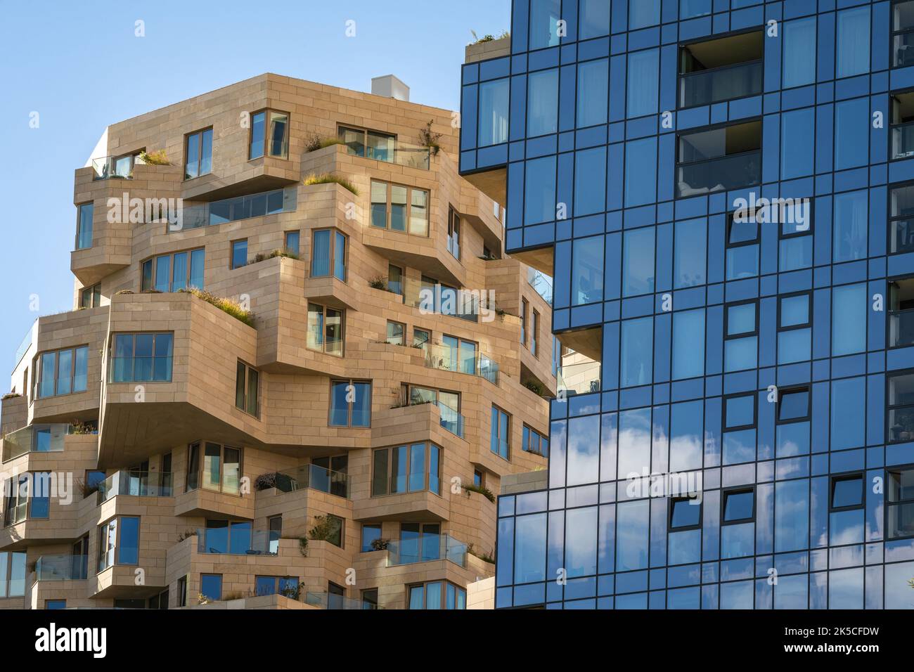 Amsterdam, Paesi Bassi, 06.10.2022, futuristico edificio residenziale la Valle nel quartiere Zuidas di Amsterdam, progettato dall'architetto Winy Maas Foto Stock