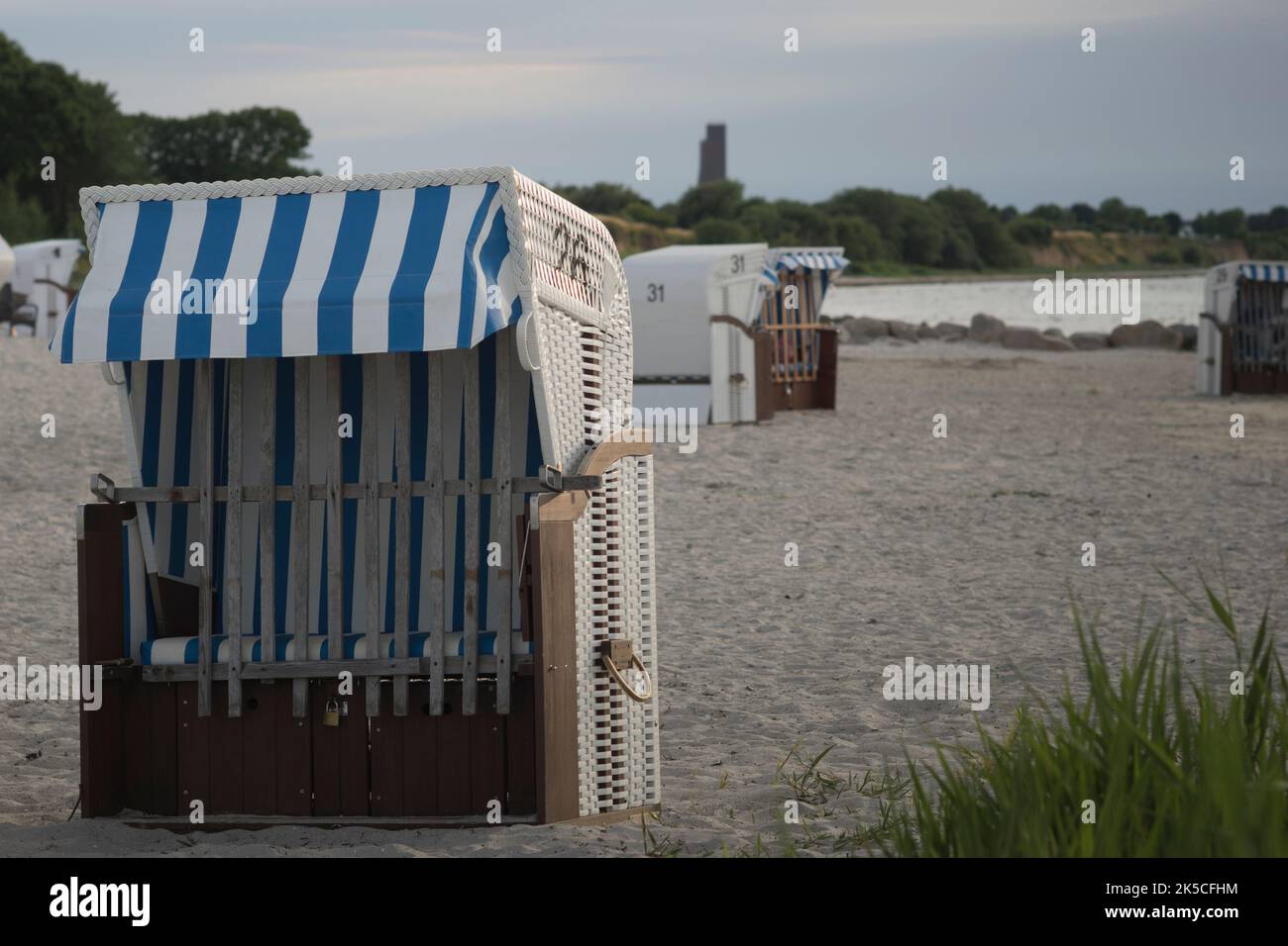 Spiaggia, sedie a sdraio, focus in primo piano, vacanza, Mar baltico Foto Stock