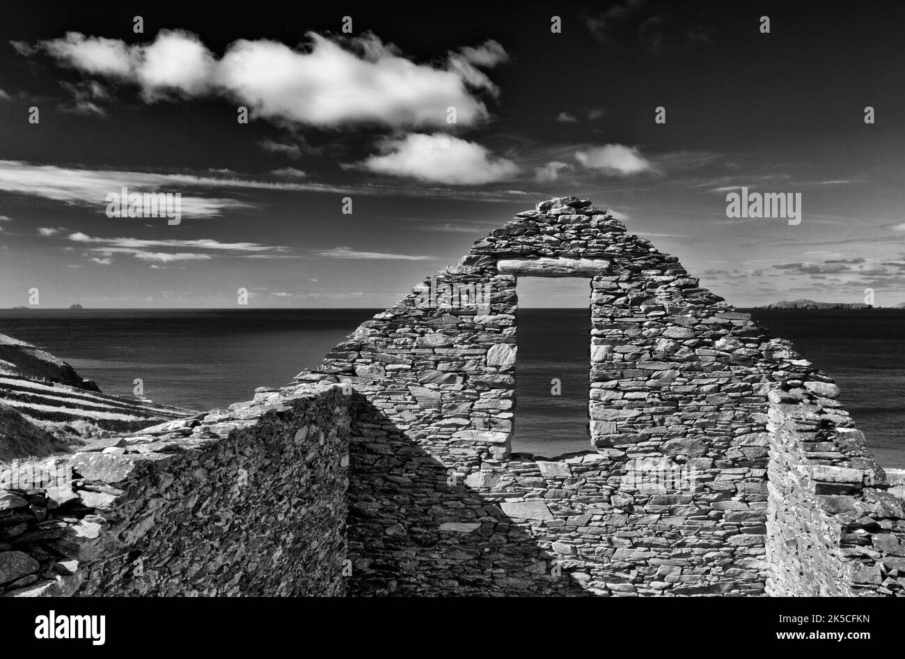 Europa, Europa occidentale, Irlanda, Repubblica d'Irlanda, Contea di Kerry, Penisola di Dingle, rovina casa sulla costa di Dingle Bay Foto Stock Europa, Europa occidentale, Irlanda, Repubblica d'Irlanda, Contea di Kerry, Penisola di Dingle, rovina casa sulla costa di Dingle Bay Foto Stock