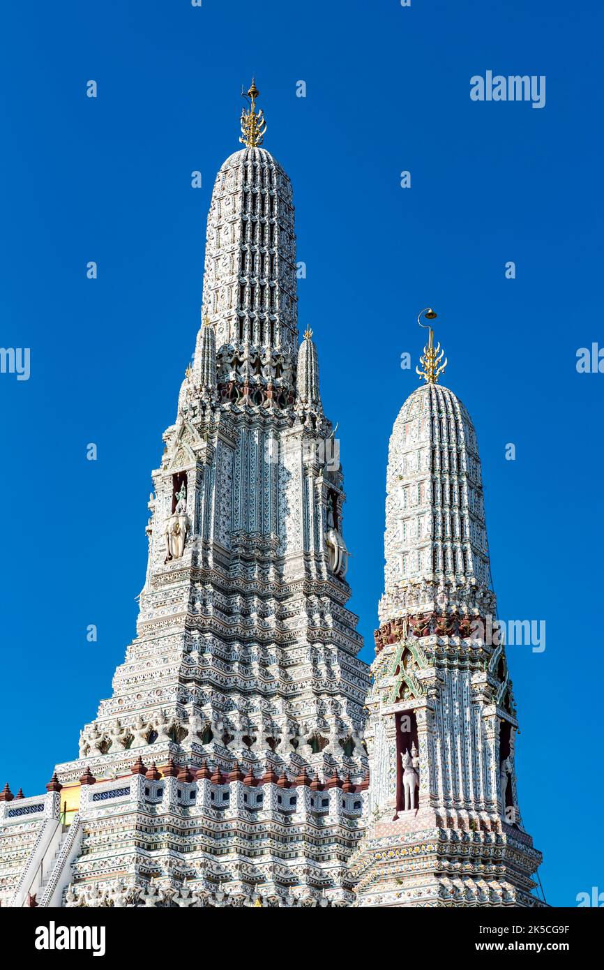 Grande e piccolo Prang, Wat Arun, complesso del Tempio reale, Tempio dell'Alba, Wat Chaeng, Bangkok, Thailandia, Asia Foto Stock