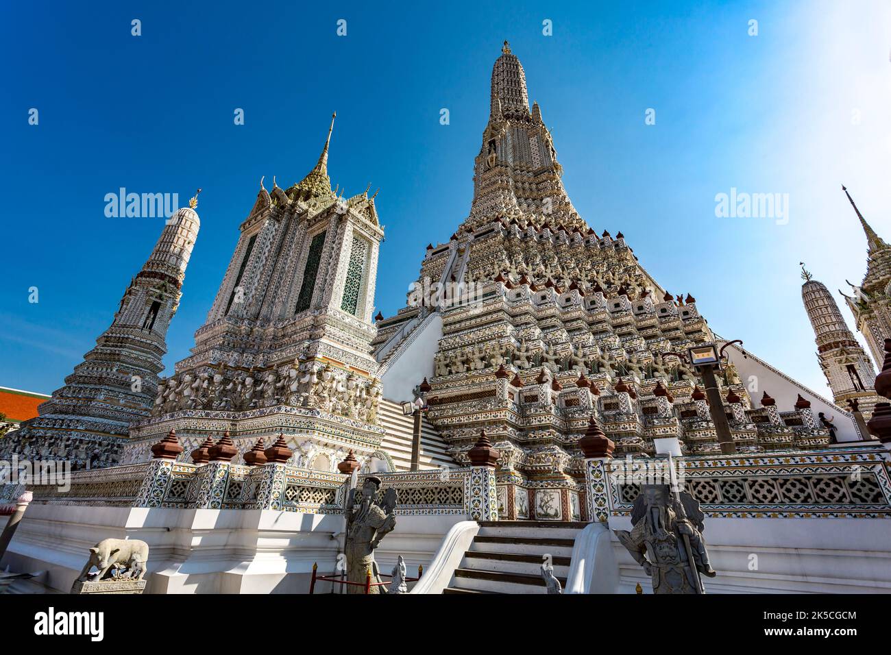 Grande e piccolo Prang, Mondop, Wat Arun, complesso del Tempio reale, Tempio dell'Alba, Wat Chaeng, Bangkok, Thailandia, Asia Foto Stock