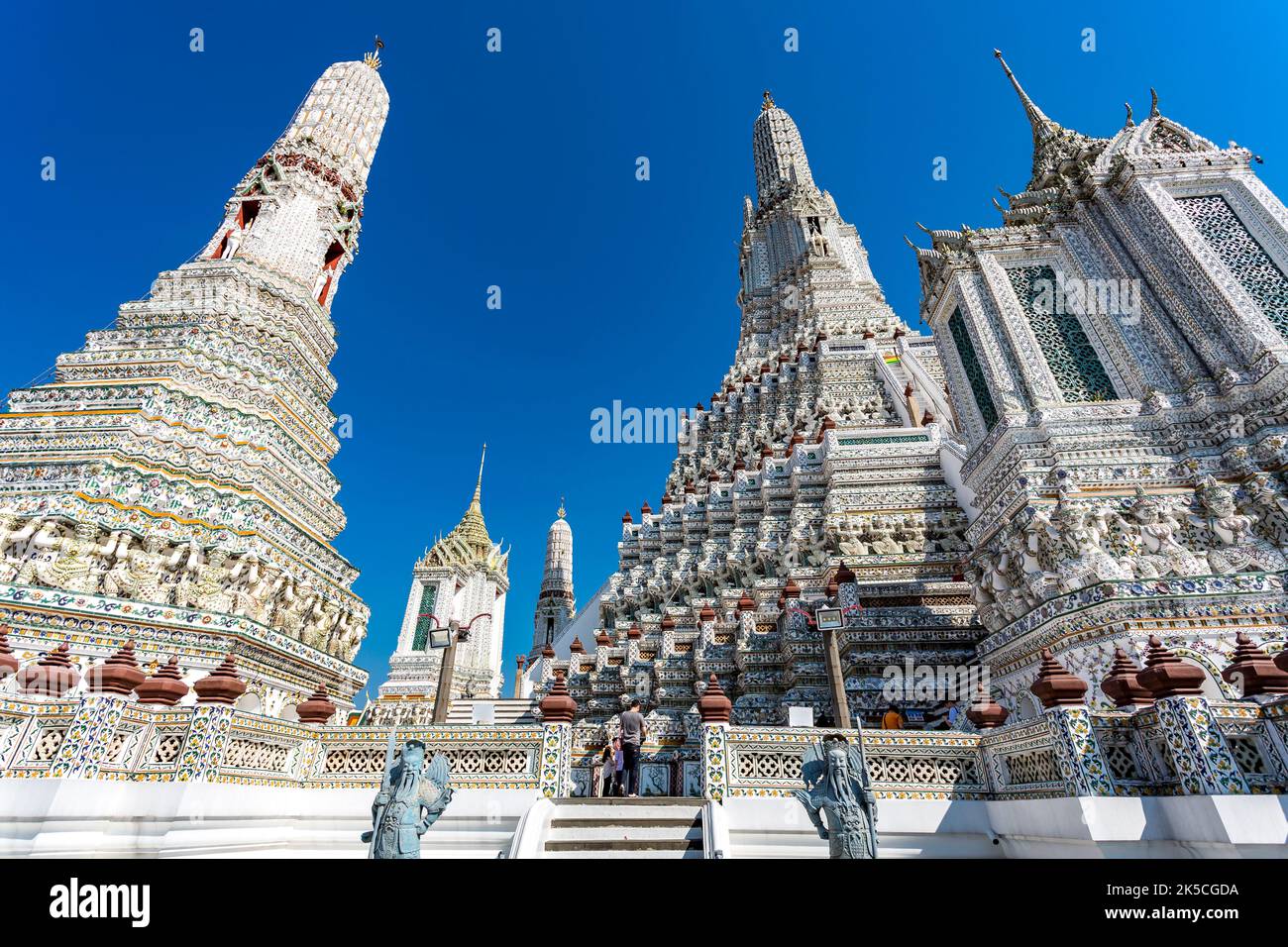 Grande e piccolo Prang, Mondop, Wat Arun, complesso del Tempio reale, Tempio dell'Alba, Wat Chaeng, Bangkok, Thailandia, Asia Foto Stock