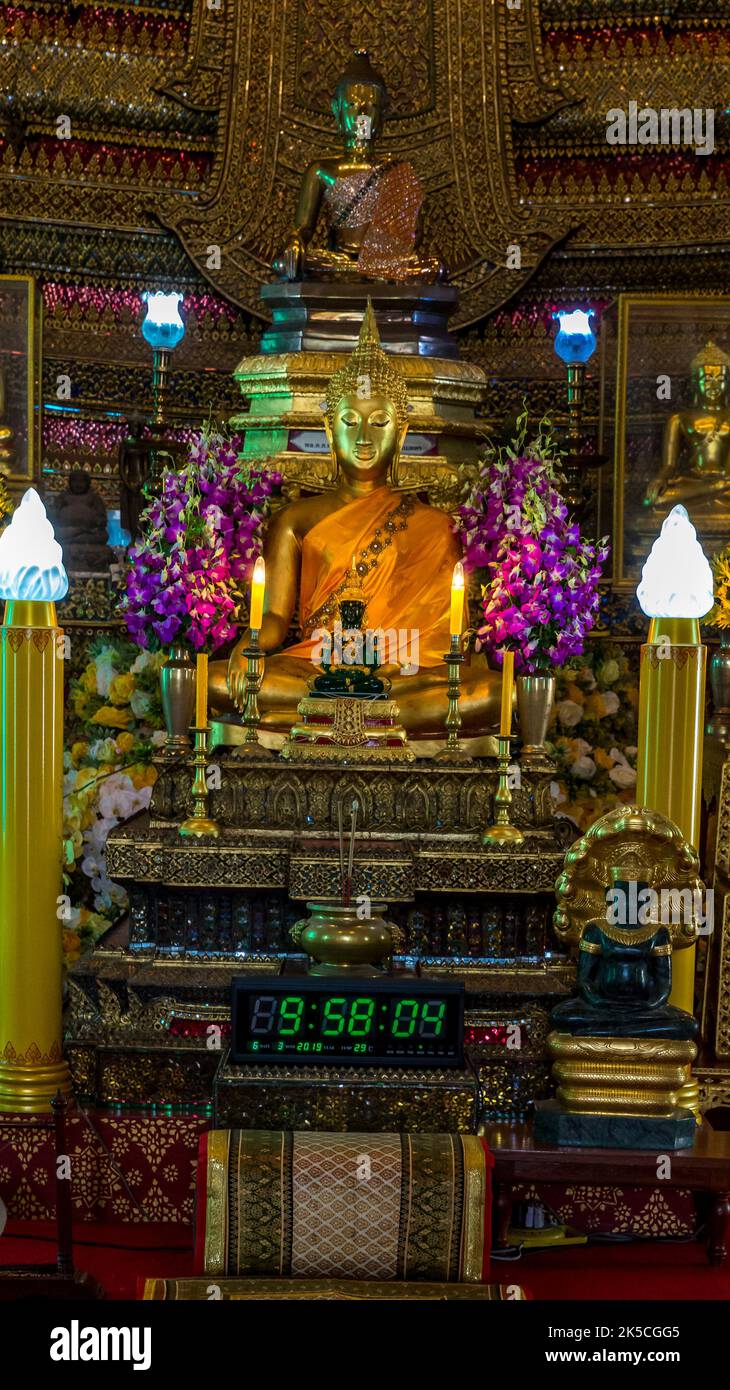 Buddha d'oro, Phra Viharn, Wat Arun, Tempio dell'Alba, Bangkok, Thailandia, Asia Foto Stock