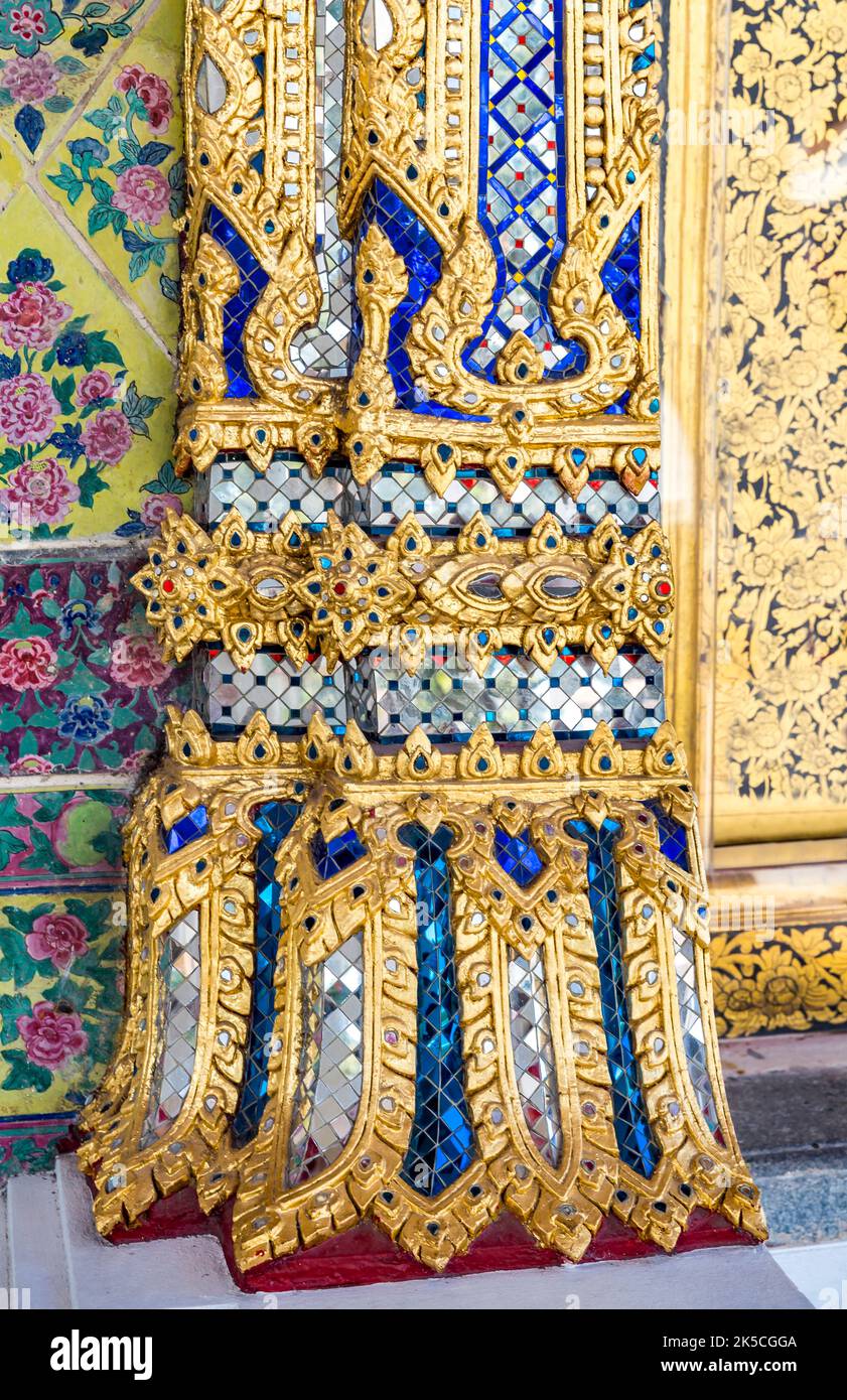 Ornamenti colonna, Phra Viharn, Wat Arun, Tempio dell'Alba, Bangkok, Thailandia, Asia Foto Stock