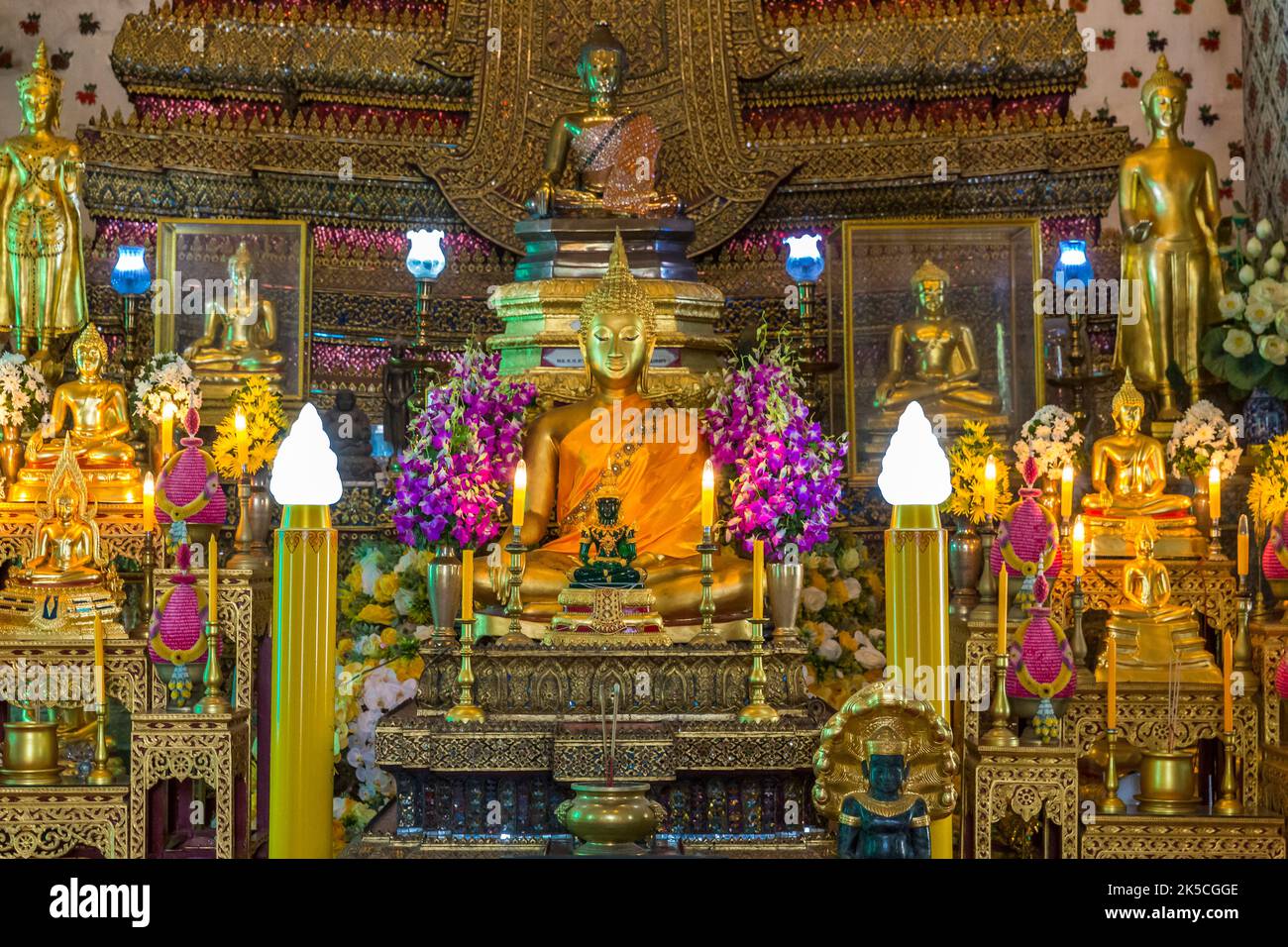 Buddha d'oro, Phra Viharn, Wat Arun, Tempio dell'Alba, Bangkok, Thailandia, Asia Foto Stock