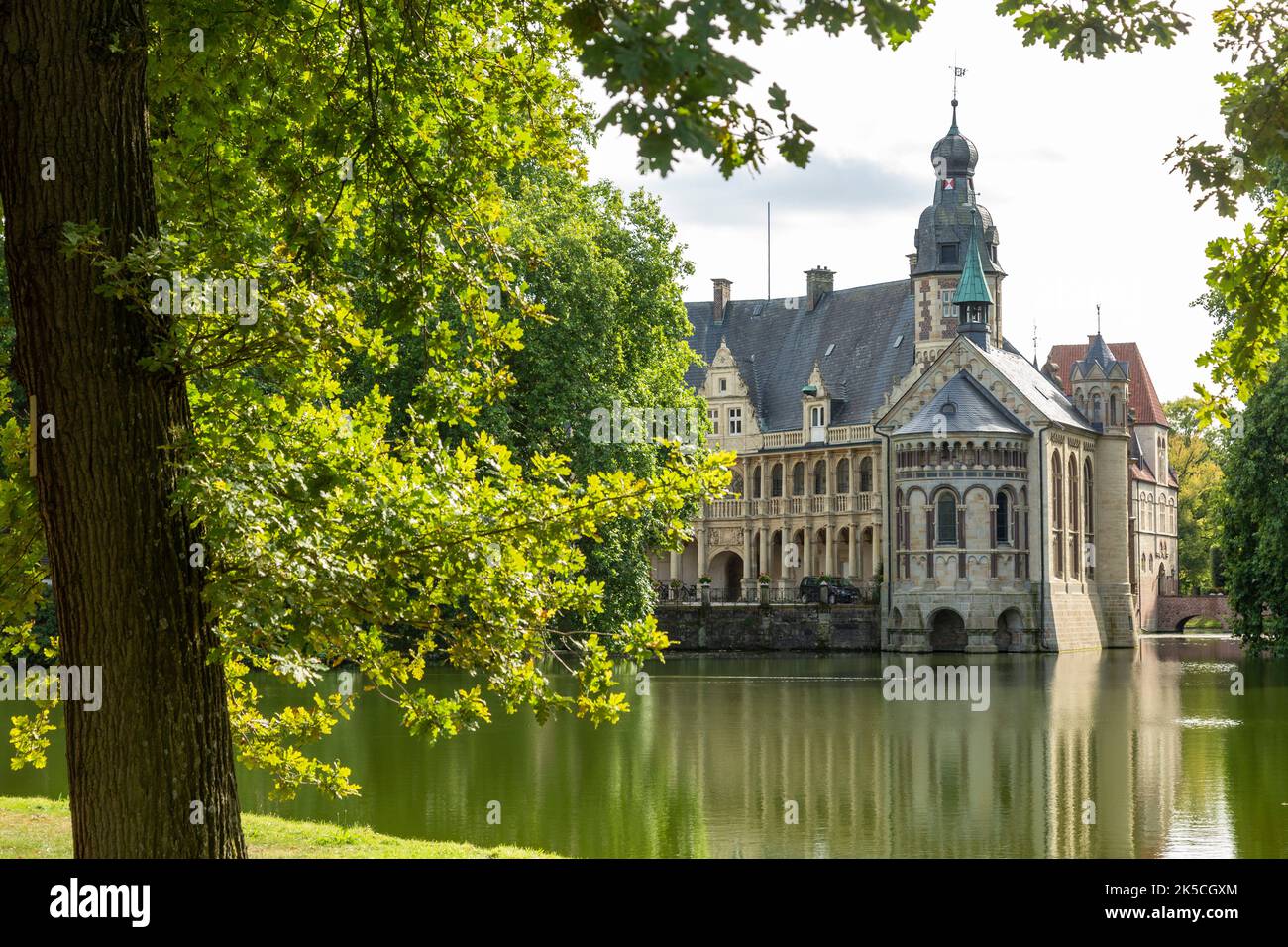 Germania, Rosendahl, Baumberge, Westmuensterland, Muensterland, Westfalia, Renania settentrionale-Vestfalia, Rosendahl-Darfeld, Castello di Darfeld, ex sede del cavaliere, castello fossato, fossato, tombe, cortile porticato e cappella del castello Foto Stock