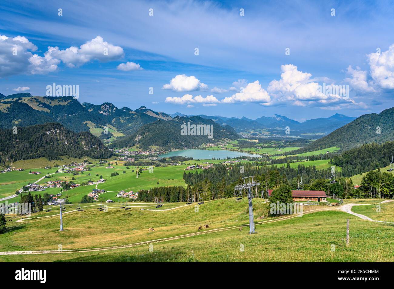 Austria, Tirolo, Kaiserwinkl, Walchsee, Durchholzen, Vista dal parco divertimenti Zahmer Kaiser Foto Stock