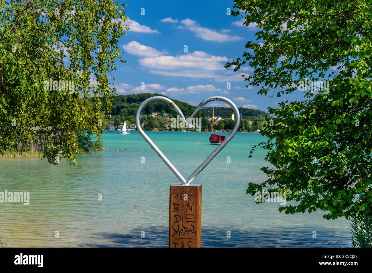 Germania, Baviera, contea di Starnberg, Wörthsee, distretto di Walchstadt, Vista su Steinebach Foto Stock