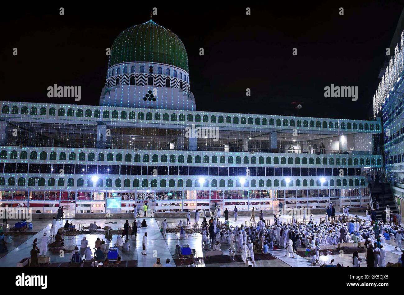 Una bella vista illuminata di Faizan-e-Madina in connessione del 12th Rabi-ul-Awwal, il compleanno anniversario del Santo Profeta Muhammad (PBUH) in arrivo, nella zona di Kharadar a Karachi Venerdì 07 ottobre 2022. Foto Stock