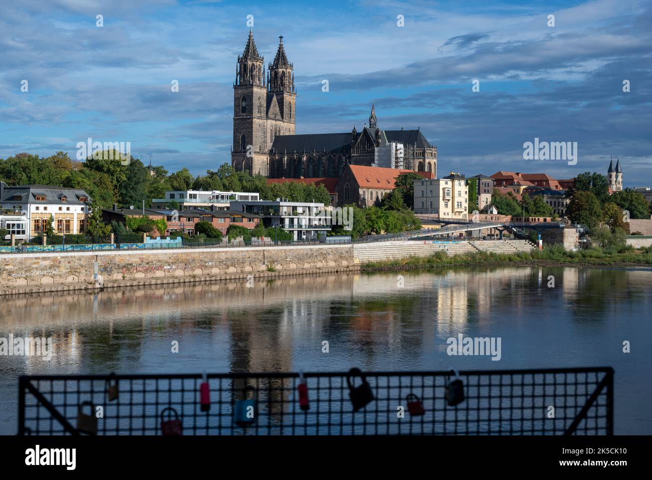 Cattedrale di Magdeburgo, Elbe Promenade, Fiume Elba, Magdeburgo, Sassonia-Anhalt, Germania Foto Stock