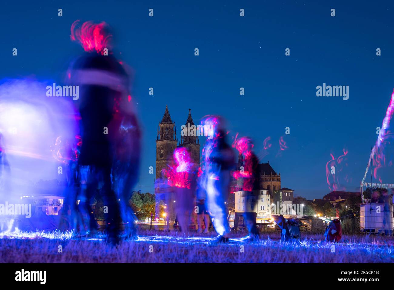 Gente danzante, festa, festival, dietro la Cattedrale di Magdeburgo, Magdeburgo, Sassonia-Anhalt, Germania Foto Stock