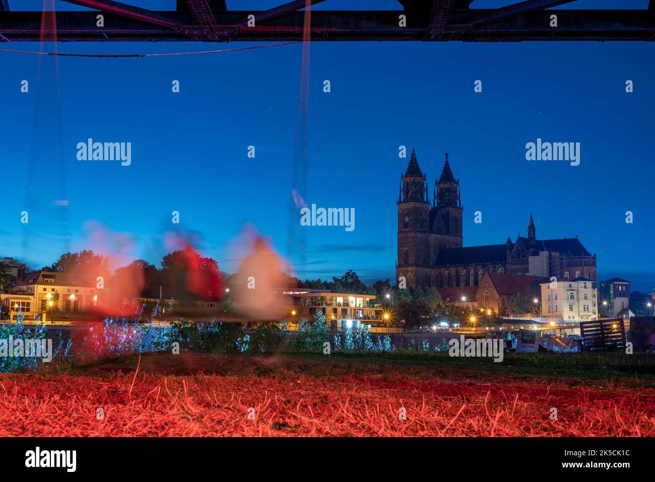 Tre persone che oscillano, dietro di loro Magdeburgo Cattedrale, Magdeburgo, Sassonia-Anhalt, Germania Foto Stock