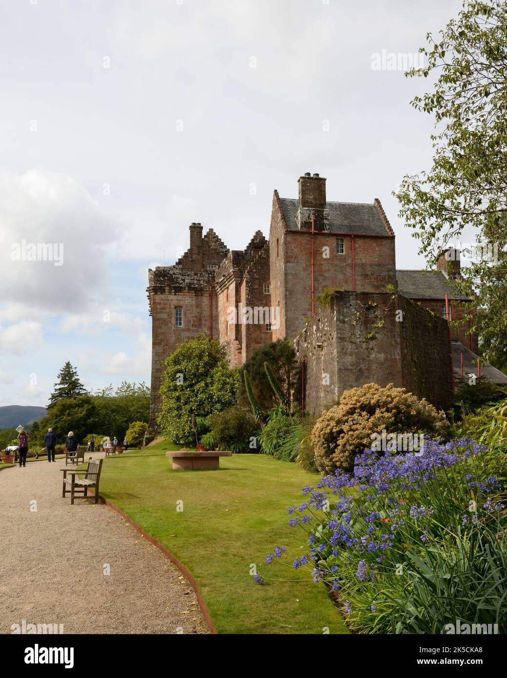 Brodick Castle, castello baronale del XIX secolo, giardini e Country Park sull'isola di Arran, Scozia, Regno Unito, Europa. Foto Stock