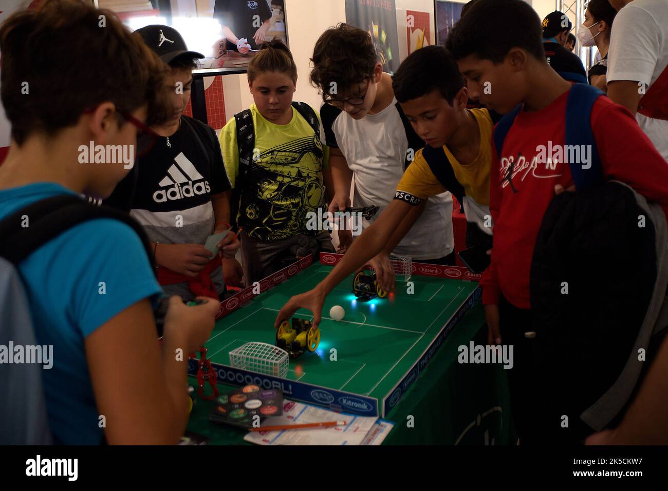 Roma, Italia. 07th Ott 2022. Un gruppo di bambini gioca con le macchine robotiche durante l'edizione 10th di Maker Faire, il più grande evento europeo sull'innovazione. (Foto di Vincenzo Nuzzolese/SOPA Images/Sipa USA) Credit: Sipa USA/Alamy Live News Foto Stock