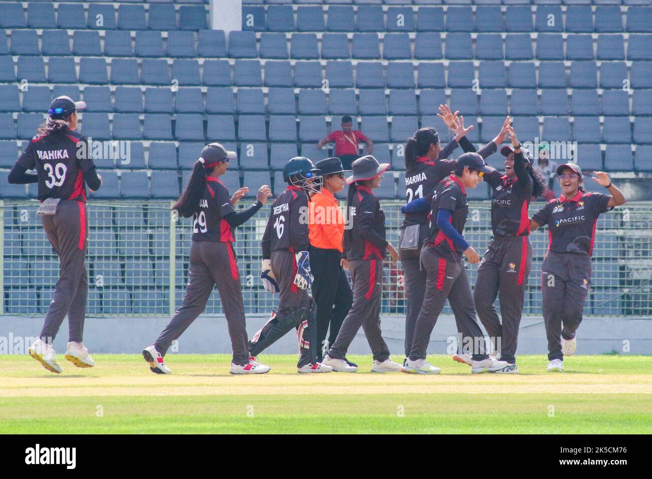 Sylhet, Bangladesh. 7th Ott 2022. La squadra degli Emirati Arabi Uniti festeggia il 7 ottobre T20 2022 a Sylhet, Bangladesh, in occasione della Coppa Asia 2022 del Cricket delle Donne, in occasione della Sylhet International Stadium. (Credit Image: © MD Rafayat Haque Khan Eyepix G/eyepix via ZUMA Press Wire) Foto Stock