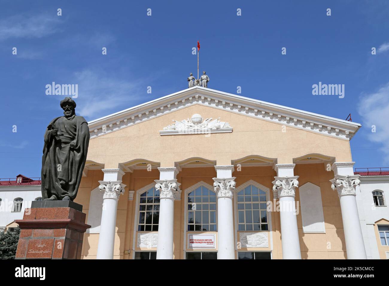 Statua di Yusuf Balasaguni (1019?-1077), Kirghizistan National University, Chui Avenue, Bishkek, Bishkek City Region, Kirghizistan, Asia centrale Foto Stock