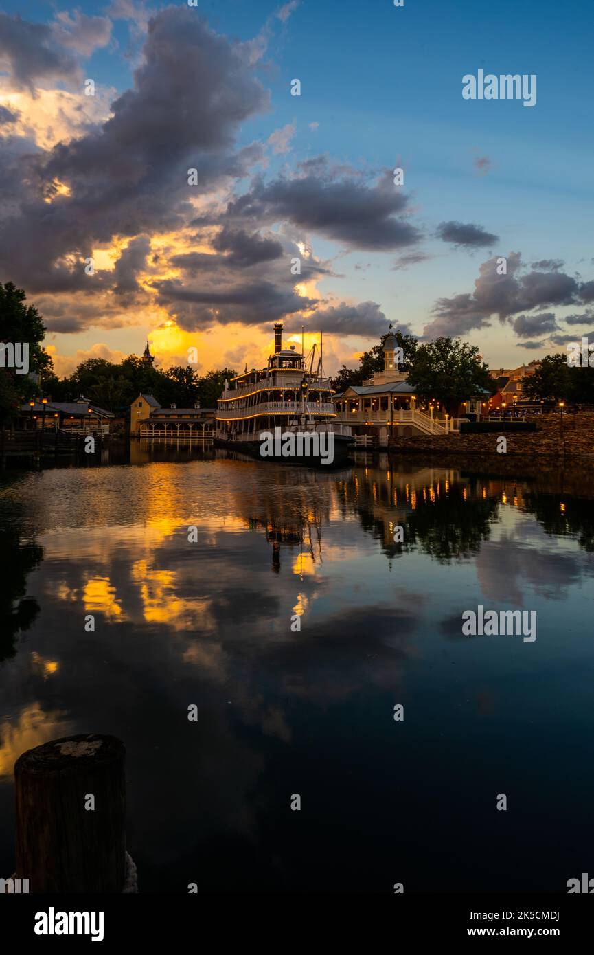 Una foto verticale del battello fluviale Mark Twain a Disneyland Foto Stock