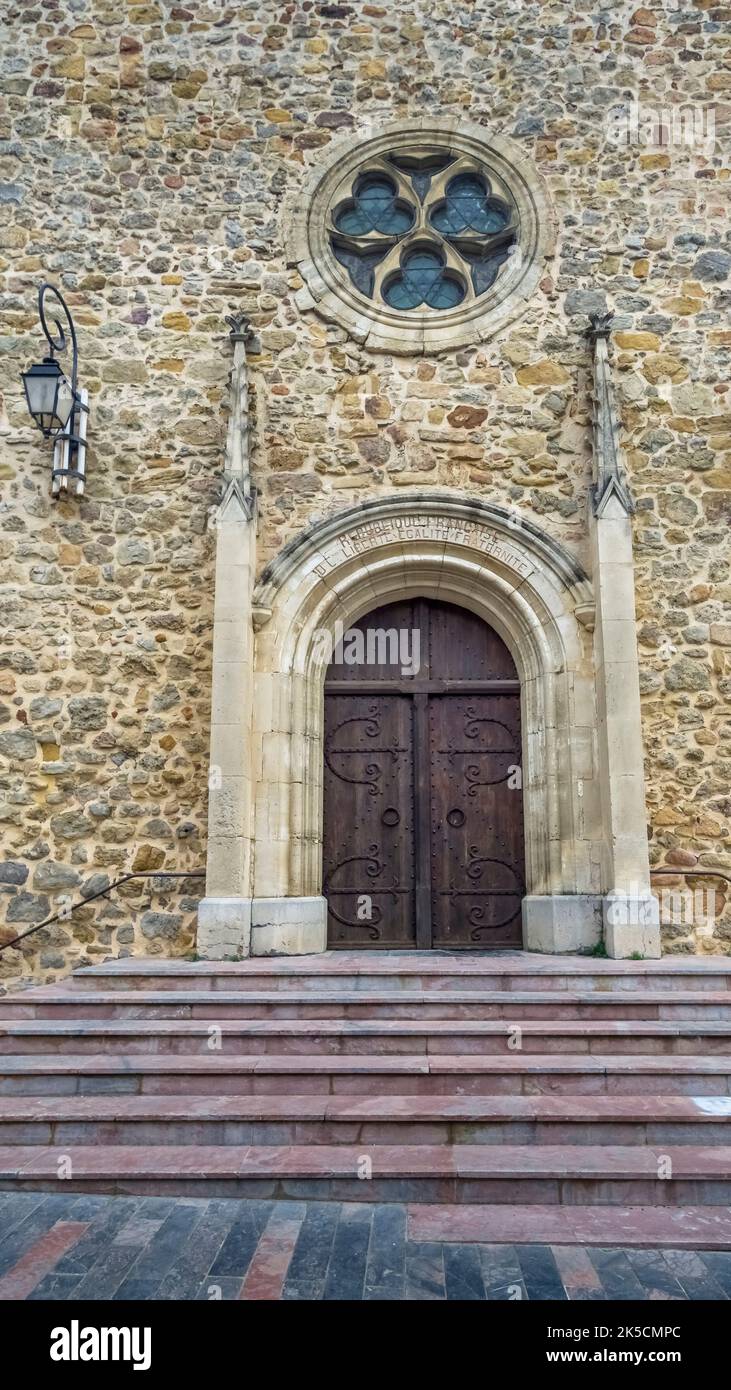 Portale della chiesa parrocchiale di Saint Pierre aux Liens a Bizanet. Foto Stock