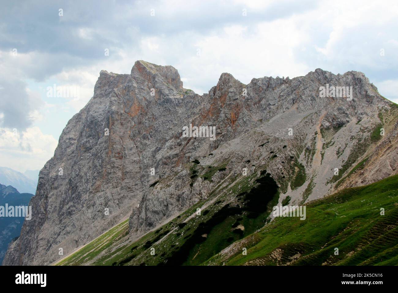 Estate, clima estivo nel Puittal sulle montagne del Wetterstein, Tirolo, vista sulle Gehrenspitze (2367m) sulle montagne del Wetterstein, Leutasch, Leutasch Foto Stock
