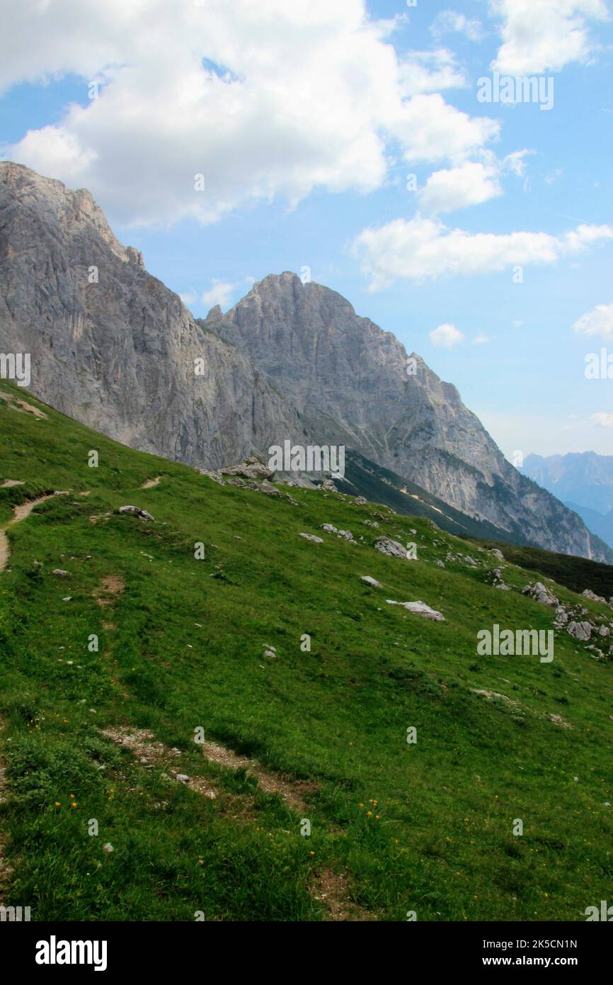 Atmosfera estiva a Puittal in montagna Wetterstein, Tirolo, vista di Öfelekopf, Austria, Europa, Foto Stock